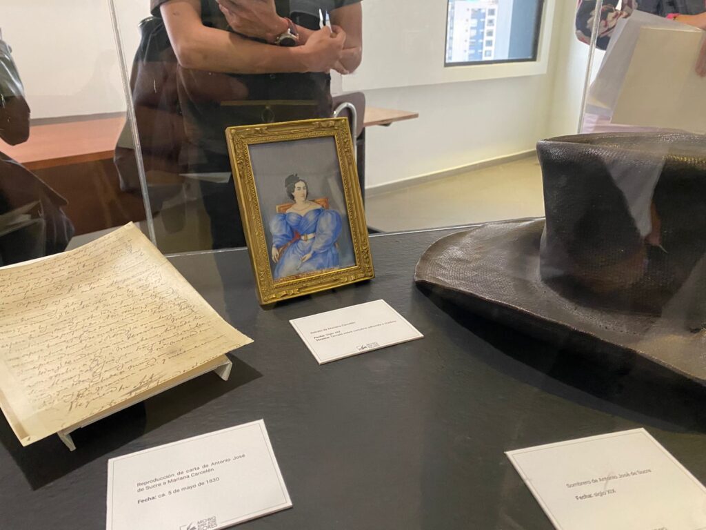 Retrato de Mariana Carcelén junto a la carta que Antonio José de Sucre le dedicó a su esposa. Archivo Juan José Flores, Centro Cultural PUCE.