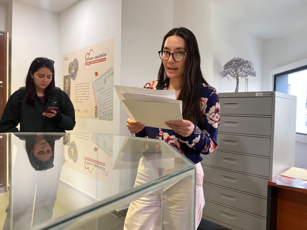 La museóloga realiza una lectura en voz alta de la emotiva carta que Juliet Morgan escribió a Antonio Flores tras su separación. Archivo Juan José Flores, Centro Cultural PUCE.