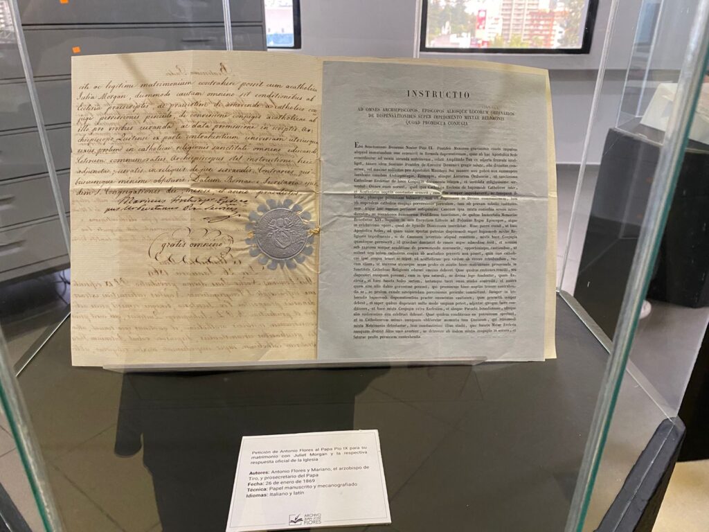 Petición de Antonio Flores al Papa Pío IX para su matrimonio con Juliet Morgan y la respectiva respuesta oficial de la Iglesia, emitida el 26 de enero de 1869. El documento, redactado en latín e italiano, establece las condiciones para permitir la unión entre un católico y una protestante. Archivo Juan José Flores, Centro Cultural PUCE.
