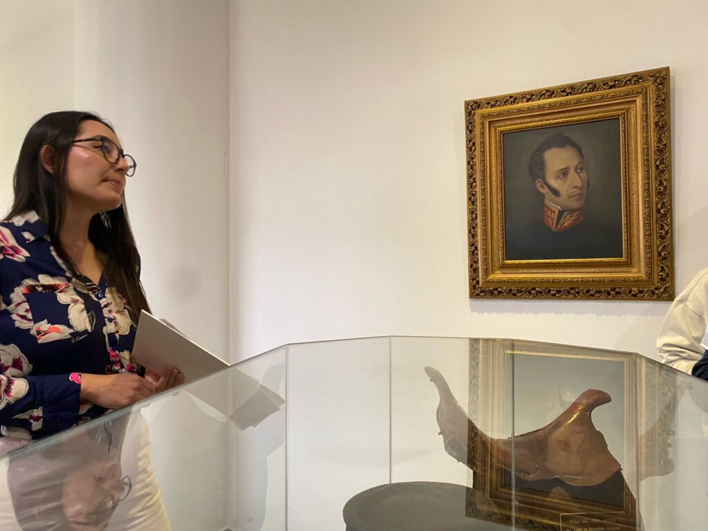 La museóloga muestra una reproducción de la carta que Antonio José de Sucre escribió a su esposa Mariana Carcelén y la lee en voz alta. Archivo Juan José Flores, Centro Cultural PUCE.